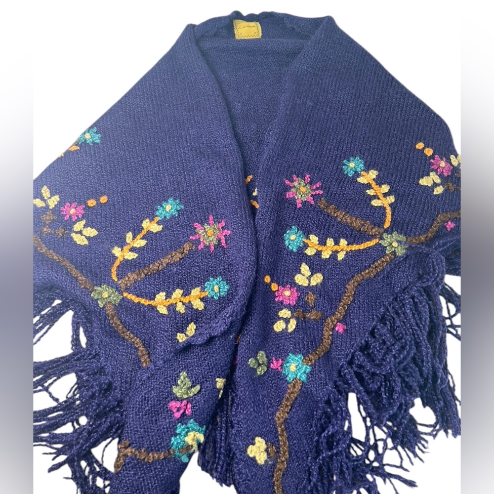 Lulumari Embroidered Knit Floral Women's Shawl